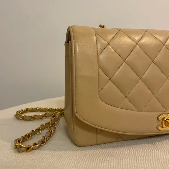Chanel Beige Vintage Medium Diana Flag Bag - Picture 2 of 11